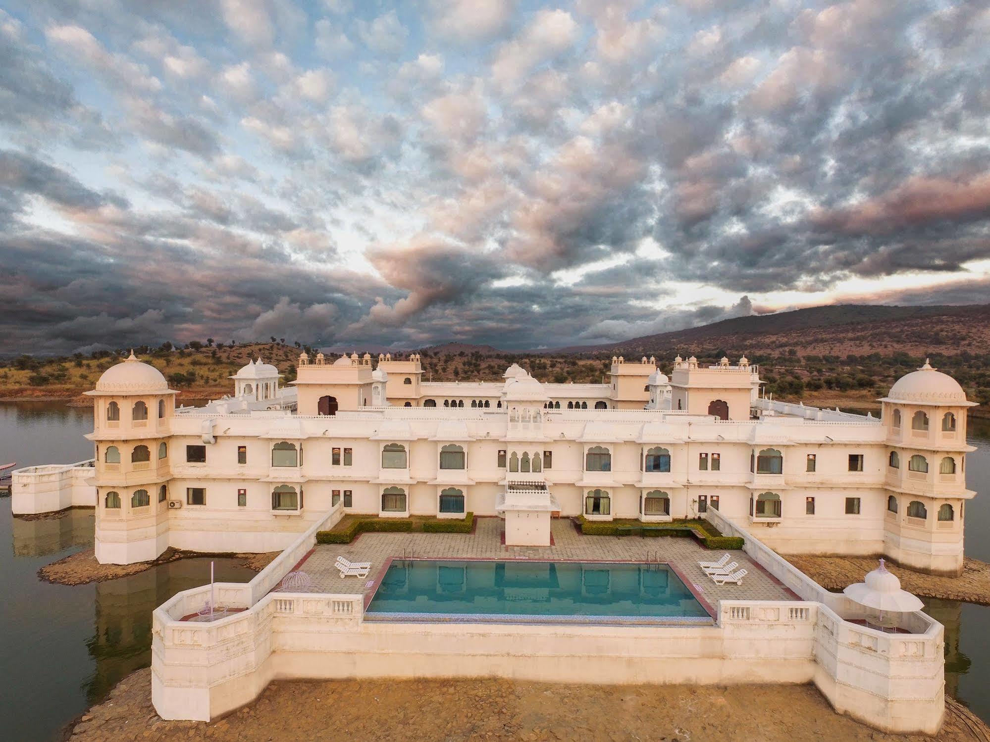 Juesta Lake Nahargarh Palace, Chittorgarh Pārsoli Exteriör bild